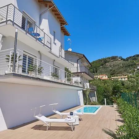 The Italian Lady - Unit 1 Alassio