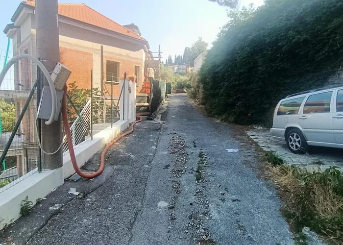 The Italian Lady - Unit 1 * Alassio