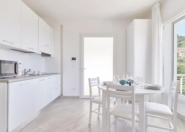 The Italian Lady - Unit 1 Alassio