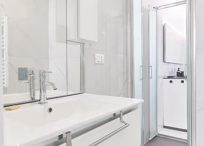 The Italian Lady - Unit 1 Alassio