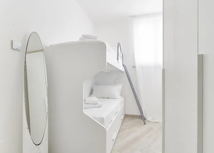 The Italian Lady - Unit 1 Alassio