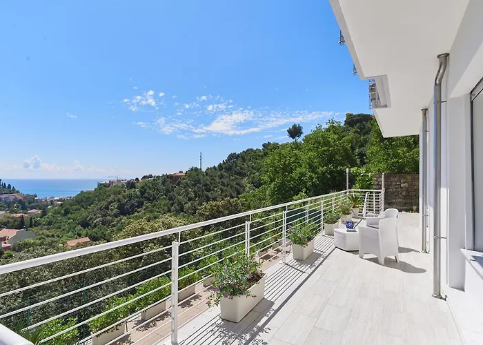 The Italian Lady - Unit 1 Apartment *