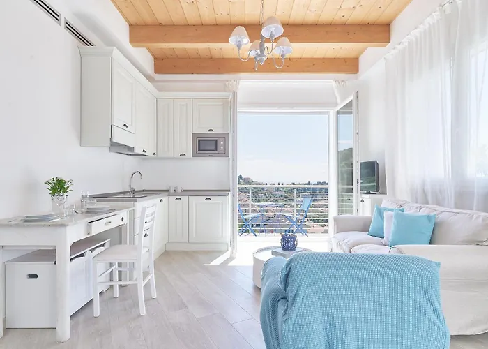 The Italian Lady - Unit 1 * Alassio